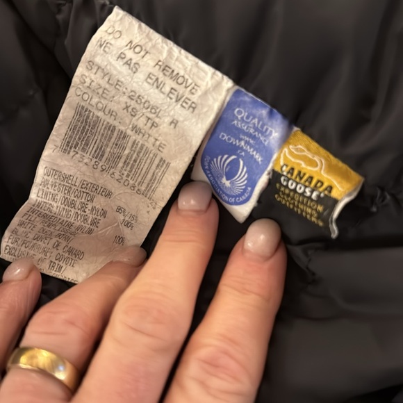 White Canada Goose Parka sz XS NEEDS CLEANING- see pics Coyote Fur detach hood - Picture 8 of 12